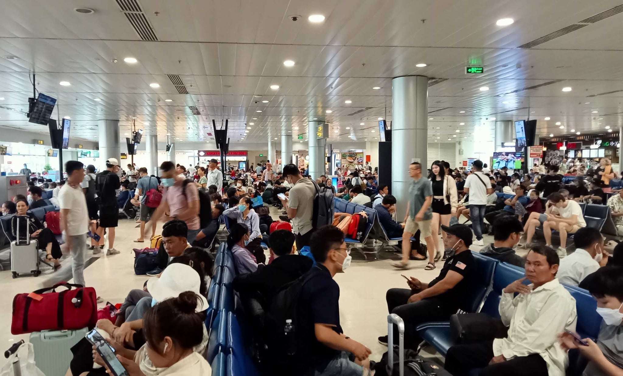 Sân bay đông đúc vào những dịp cao điểm hè, lễ, Tết 